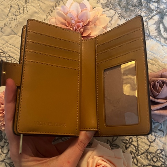 Michael Kors Jet Set Small Two Tone Logo Crossbody & Wallet Set - Picture 12 of 13